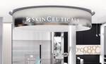 Ein moderner Empfangsbereich von SkinCeuticals mit elegantem Design und gut sichtbarem Logo im Vordergrund.