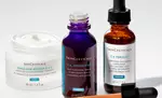 Produkte von SkinCeuticals: Anti-Aging Creme, Hyaluronsaure-Serum und Antioxidans-Tropfer auf hellem Hintergrund.