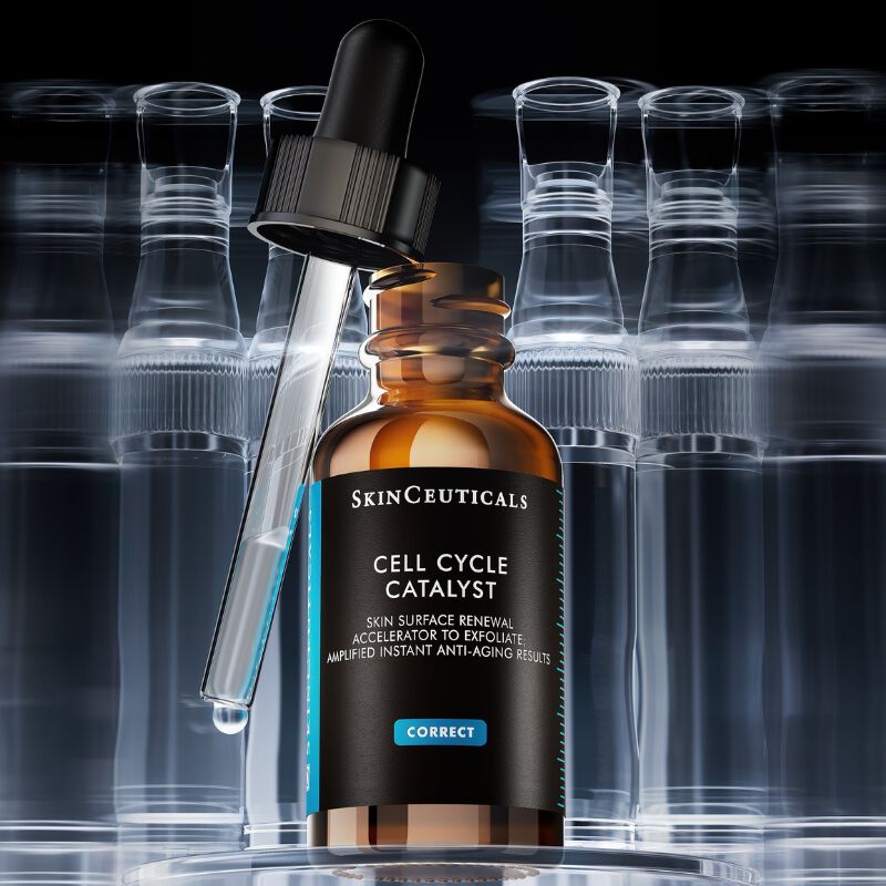 Flacon de serum Cell Cycle Complex de SkinCeuticals avec le compte-gouttes deploye, devant des flacons flous en arriere-plan