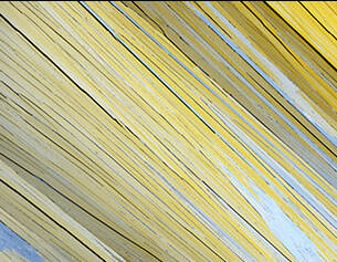 Texture de bandes de bois rectangulaires jaunes et bleues, inclinees et eclairees pour montrer leurs details.