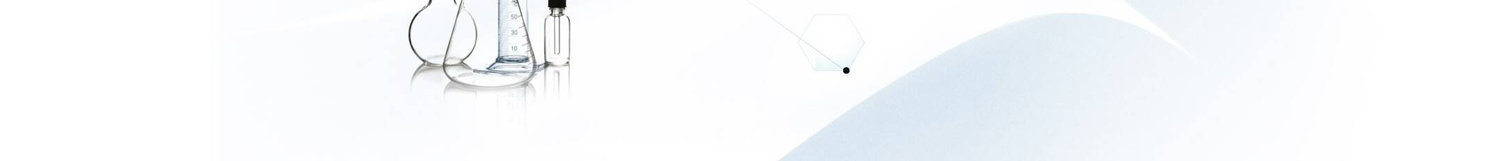 Image d'arriere-plan avec des flacons de laboratoire et un becher sur un fond blanc minimaliste.