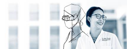 Une femme medecin souriante, habillee en blouse blanche, avec un dessin esquisse d'un chirurgien a cote d'elle.