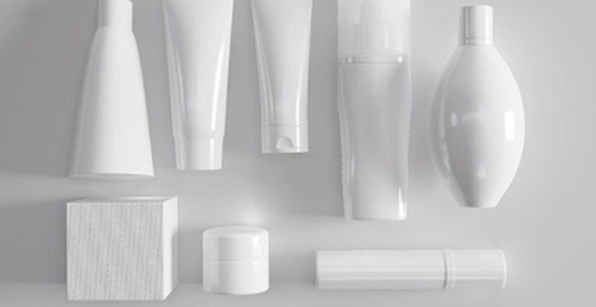 Gamme de produits cosmetiques raffines sur fond neutre, incluant flacons et tubes blancs.