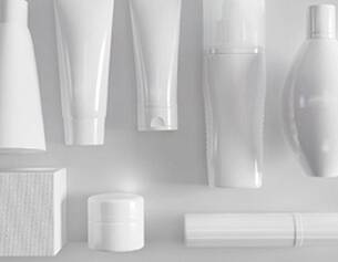 Gamme de produits cosmetiques raffines sur fond neutre, incluant flacons et tubes blancs.