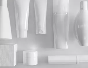 Gamme de produits cosmetiques raffines sur fond neutre, incluant flacons et tubes blancs.