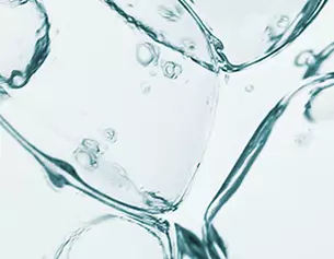 Des gouttelettes d&aposeau et des bulles d&aposair se melent dans un fond translucide, creant une ambiance apaisante et fluide.