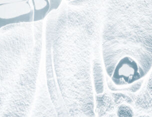 Image abstraite montrant des textures blanches et lumineuses, evoquant des formes organiques et une atmosphere etheree.