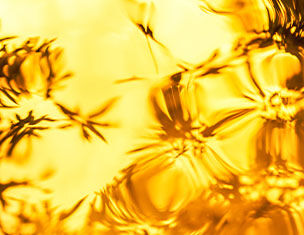Flou d&aposune surface jaune dore, evoquant des reflets et des motifs abstraits lumineux.