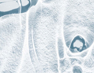 Surface d&aposeau gelee avec des motifs de glace, creant une texture translucide et delicate.