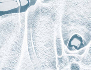 Surface d&aposeau gelee avec des motifs de glace, creant une texture translucide et delicate.