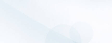 Arriere-plan abstrait avec des tonalites douces et des formes floues en nuances de bleu et blanc.