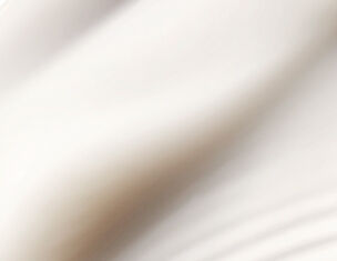 Tissu beige fluide avec une texture douce et legere, creant un effet de mouvement delicat.
