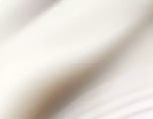 Tissu beige fluide avec une texture douce et legere, creant un effet de mouvement delicat.