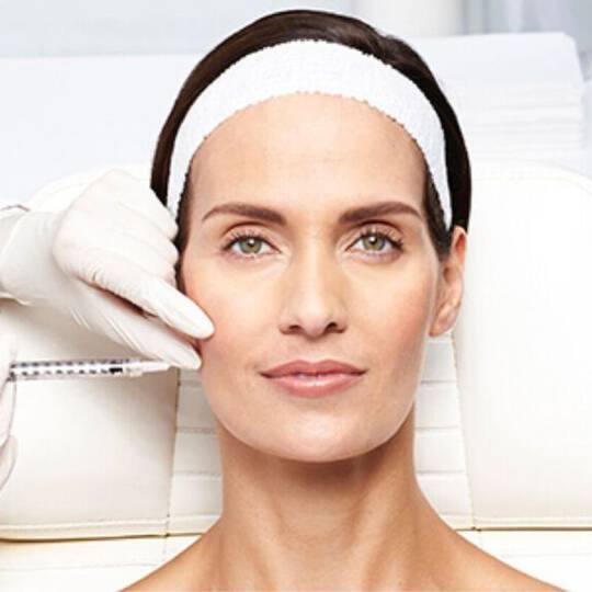 Injections de produits de comblement pour retrouver une peau jeune