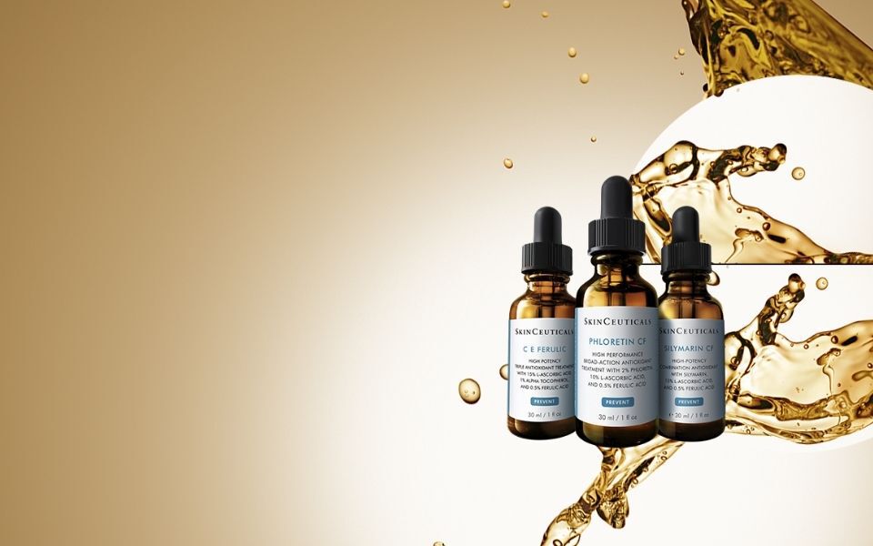 Flacons de serum en verre avec des huiles et un fond dore liquide.