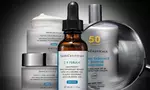 Image d\'un diagnostic rapide pour une routine de s de
      peau personnalisee, avec des produits cosmetiques en silhouette.