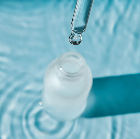 Acide hyaluronique et                actifs hydratants, exfoliants et apaisants pour une peau eclatante et homogene