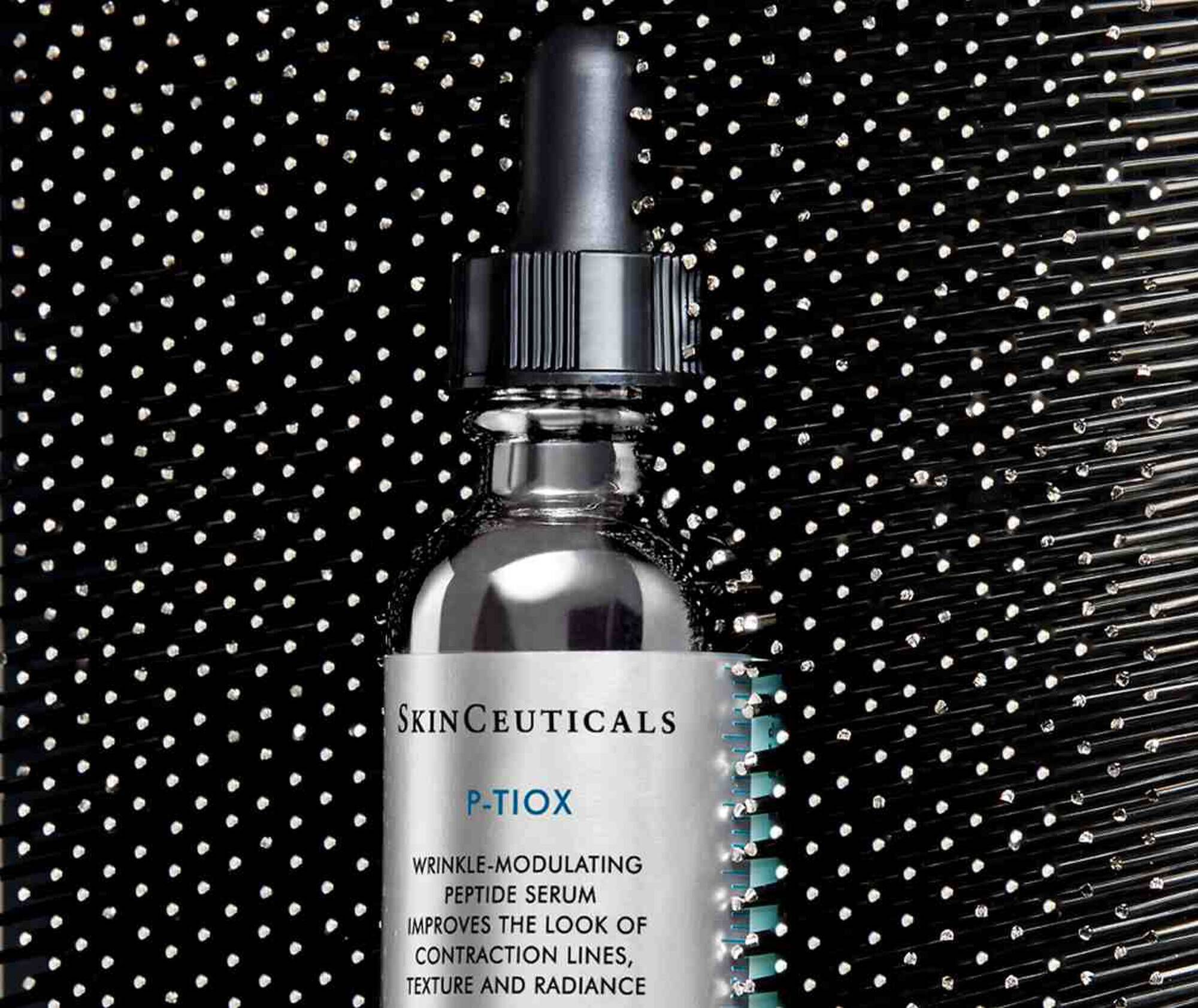 Flacon de serum P-TIOX de SkinCeuticals, destine a reduire les rides et ameliorer la texture de la peau.