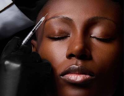 Femme se faisant injecter des neurotoxines sur le visage