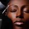 Femme se faisant injecter des neurotoxines sur le visage
