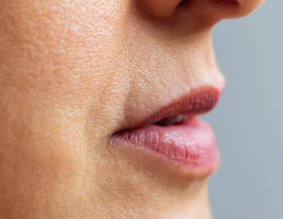 Vue de la bouche d'une femme avec quelques rides