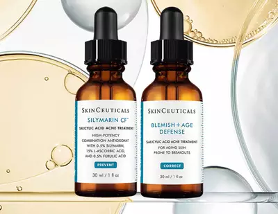 Deux flacons de serum de la marque SkinCeuticals, l'un pour le traitement anti-acne et l'autre pour les imperfections et le vieillissement de la peau, avec des gouttes a pipette sur un fond de textures de produits de soin.