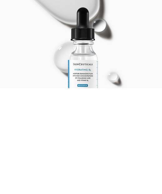 Une selection de produits de soin de la peau, comprenant des serums et des lotions, sur un fond blanc avec des ombres douces.