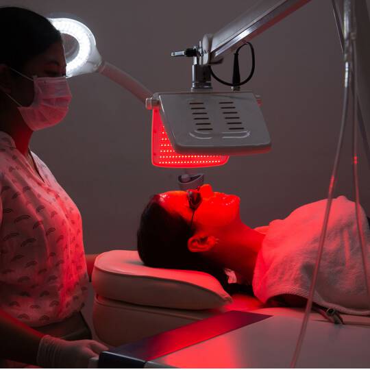 La therapie photodynamique ideale pour lutter contre l’acne, les dommages cutanes lies au soleil, la rosacee et eviter la keratose actinique