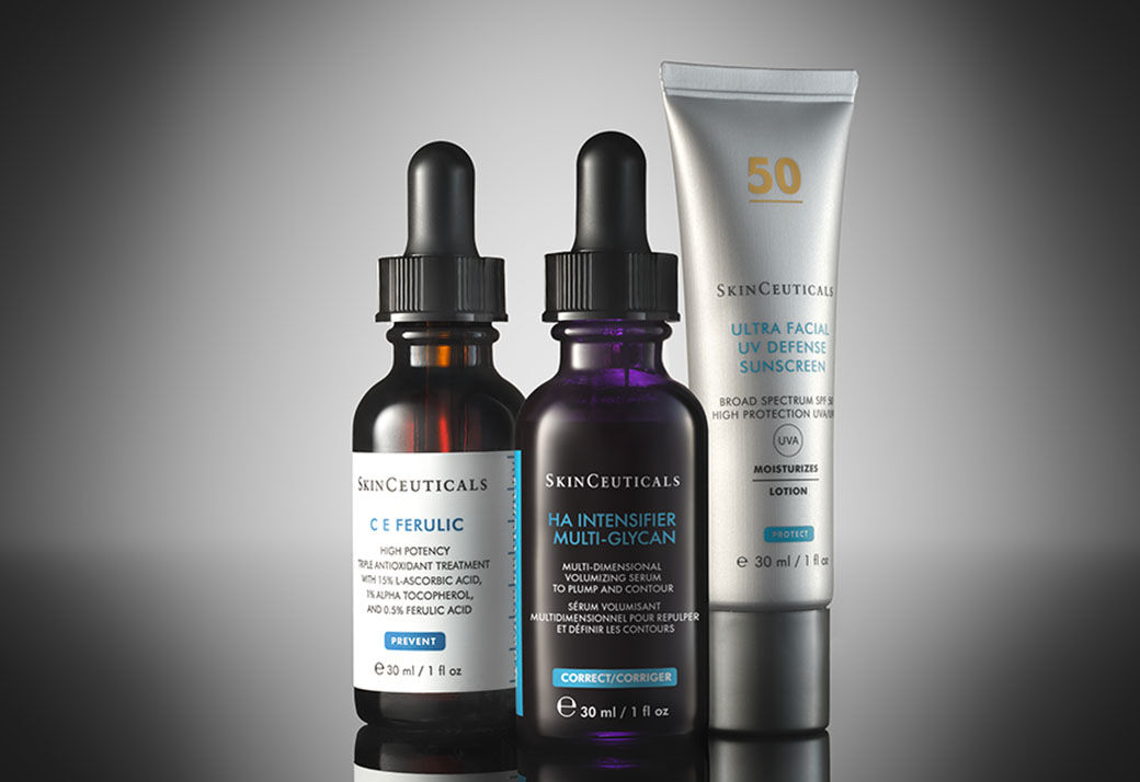 Deux ecrans solaires SkinCeuticals SPF 50 15 ml : Ultra Facial UV Defense et Advanced Brightening UV Defense ainsi que deux serums antioxydants : C E Ferulic et Phloretin CF presentes sur fond noir.  