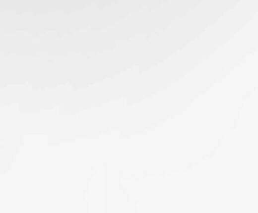 Trois flacons de serum en verre fonce sur un fond noir, avec un logo indiquant 20 ans d'existence.