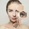 Une femme avec un visage lisse et une portion agrandie montrant des rides et des details de peau, le tout dans un montage hexagonal.