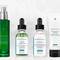 Quatre produits de soin pour la peau de SkinCeuticals, dont un spray, deux serums et un masque hydratant, presentes sur un fond leger.