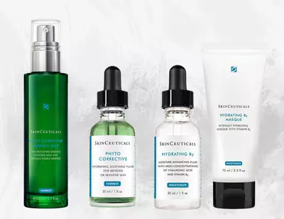Quatre produits de soin pour la peau de SkinCeuticals, dont un spray, deux serums et un masque hydratant, presentes sur un fond leger.