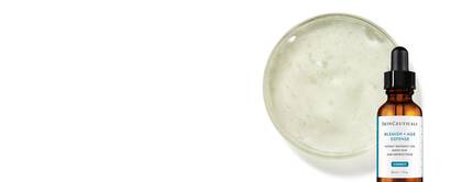 Flacon de serum anti-imperfections et anti-age de Skinceuticals a cote d'un bol avec une texture de gel.