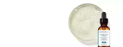 Flacon de serum anti-imperfections et anti-age de Skinceuticals a cote d'un bol avec une texture de gel.
