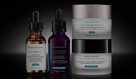 Trois flacons de serum en verre fonce sur un fond noir, avec un logo indiquant 20 ans d'existence.