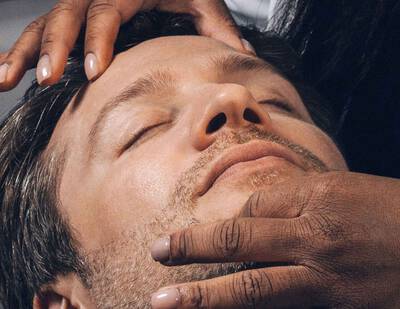 homme allonge se faisant examiner le visage