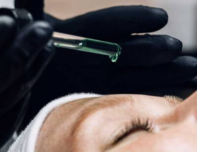 Application d'un soin de la peau par un professionnel sur un visage