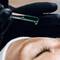Application d'un soin de la peau par un professionnel sur un visage