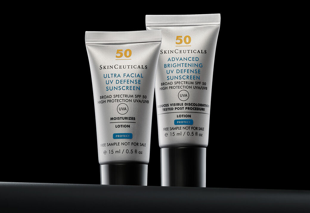 Deux ecrans solaires SkinCeuticals SPF 50 15 ml : Ultra Facial UV Defense et Advanced Brightening UV Defense ainsi que deux serums antioxydants : C E Ferulic et Phloretin CF presentes sur fond noir.  